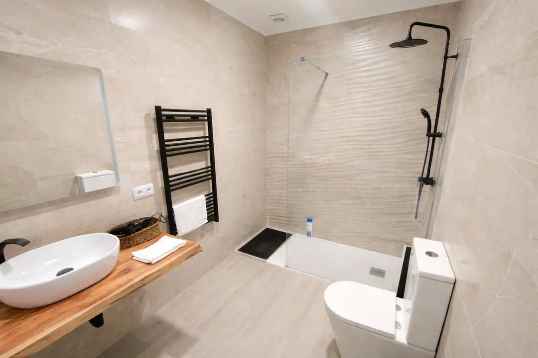 Segunda vista de un baño completo de la primera planta