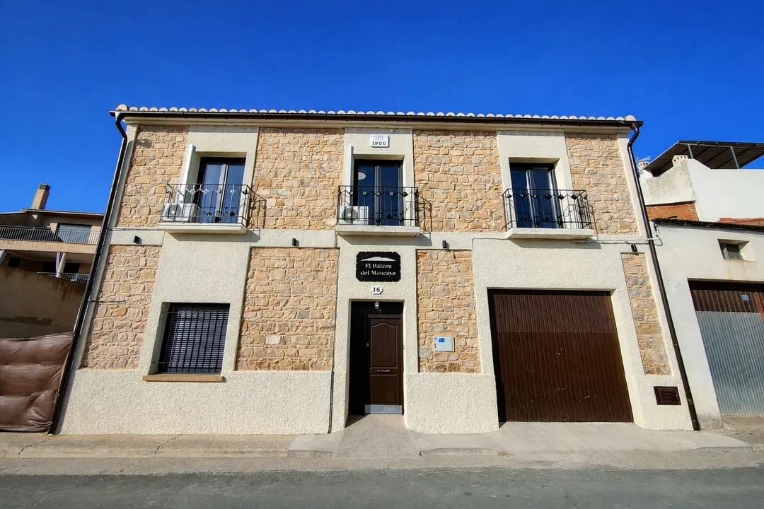 Fachada de piedra y cal de Balcón del Moncayo en Fustiñana