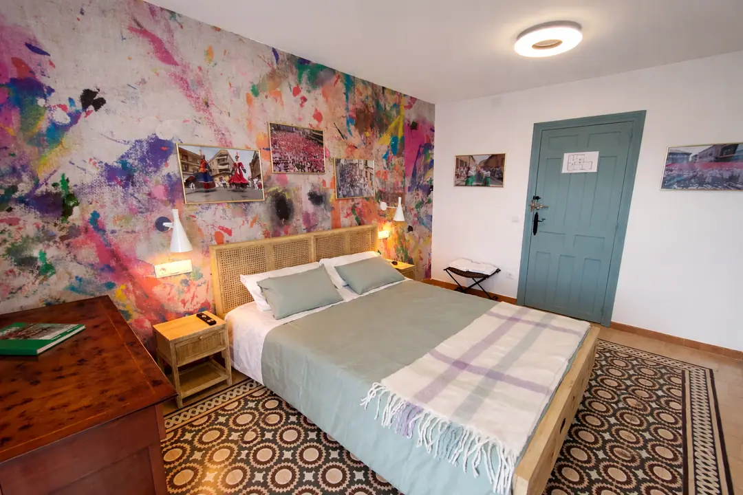 Habitación Chupinazo con ambiente festivo